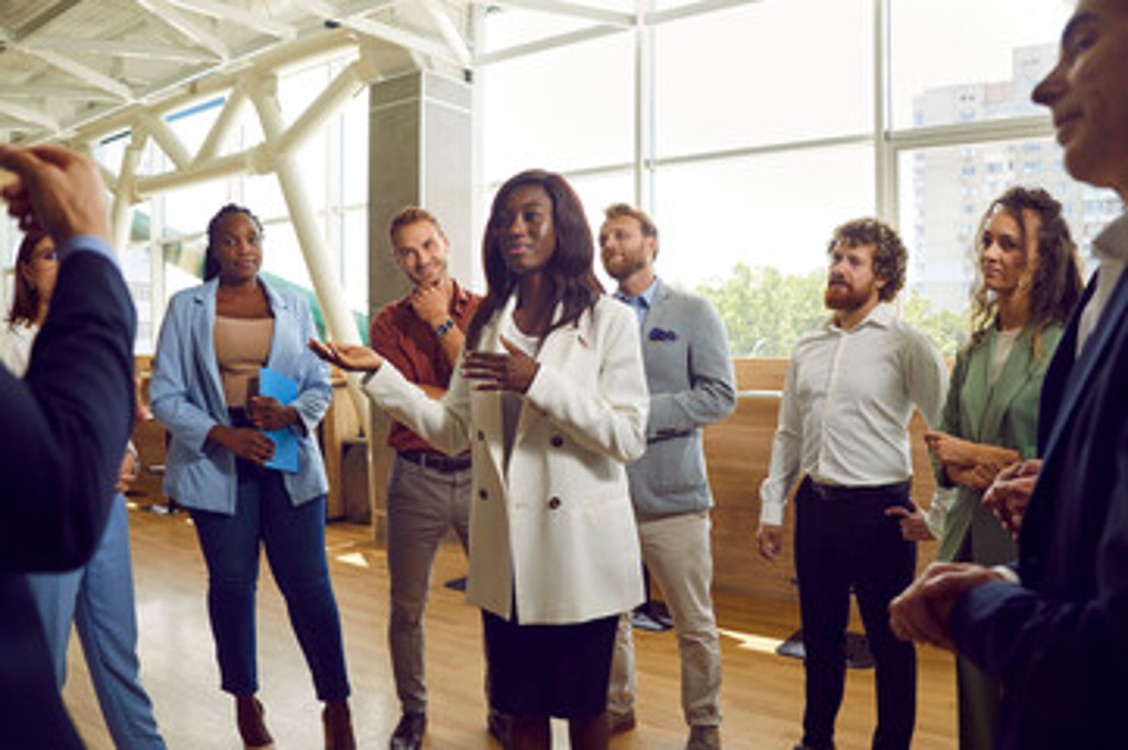 womanstandingleadgrpSuz